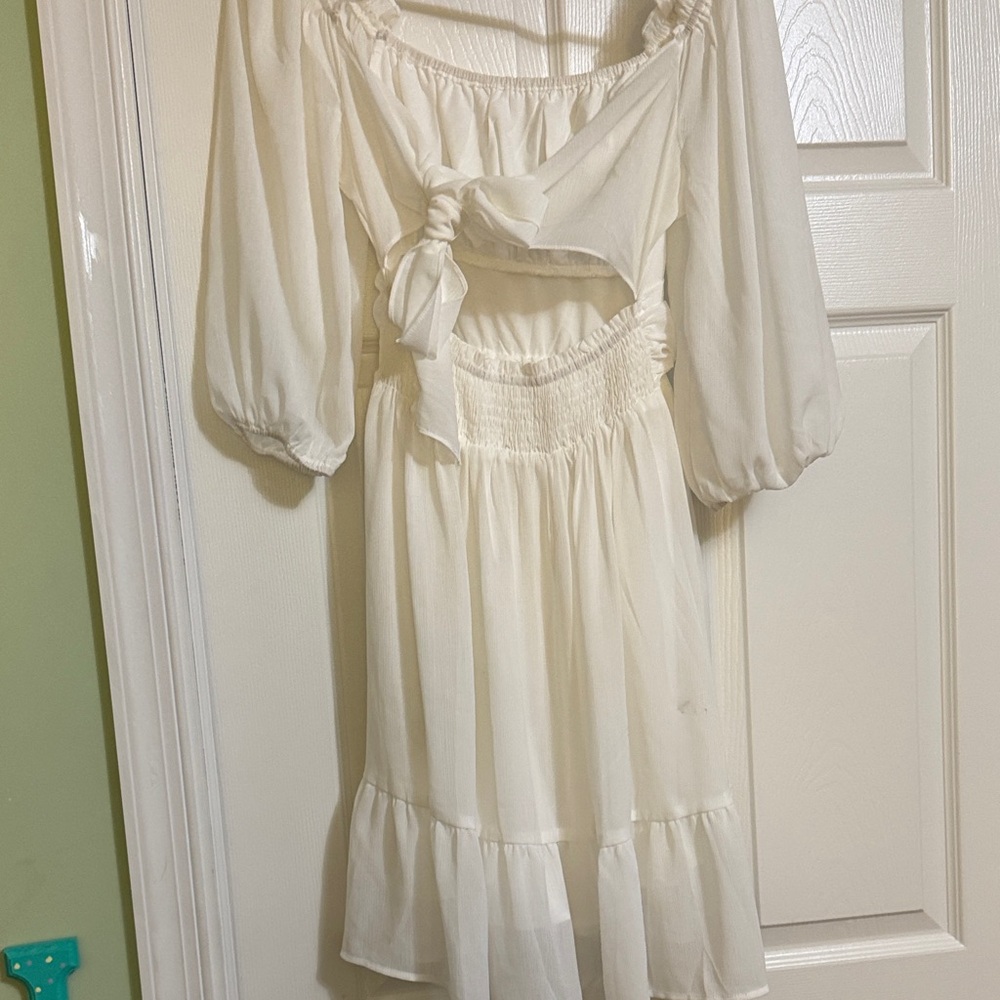 Elegant White Backless Dress - Picture 2 of 6